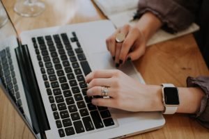 Consultation des archives départementales et saisie des données généalogiques sur ordinateur