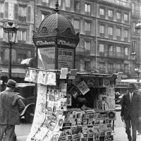 un kiosque de journaux à paris